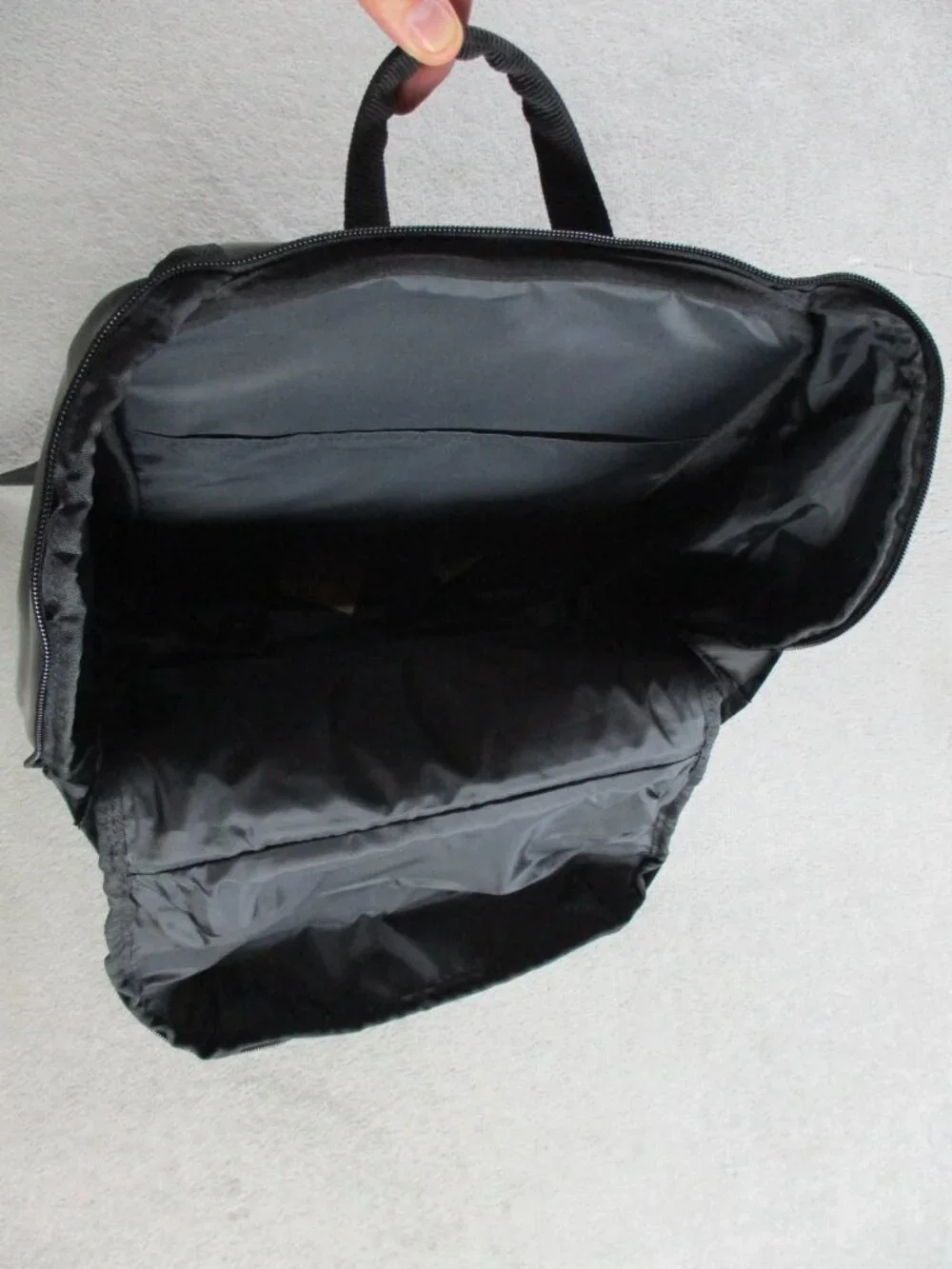 Gymshark Sleek Backpack Black Laptop Travel Bag Meal Prep Padded Logo Gym - Picture 5 of 6